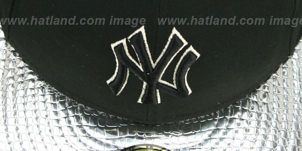 Yankees 'METALLIC SLITHER' Black-Silver Fitted Hat by New Era