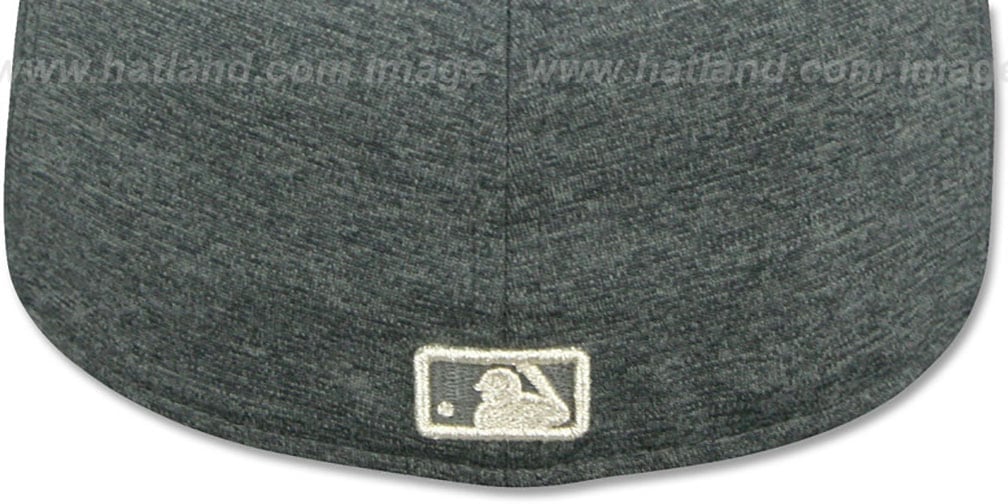 Yankees 'SILVER METAL-BADGE' Shadow Tech Fitted Hat by New Era